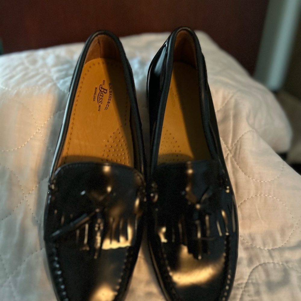 Black Bass Weejuns 7.5 loafers